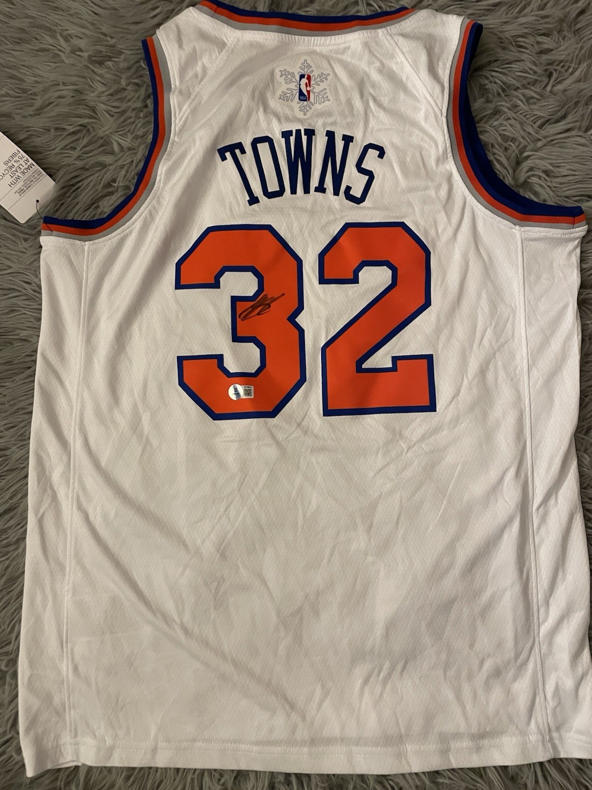 Camiseta deportiva de Navidad firmada por Karl-Anthony Towns de los New York Knicks Beckett certificado de autenticidad autógrafo