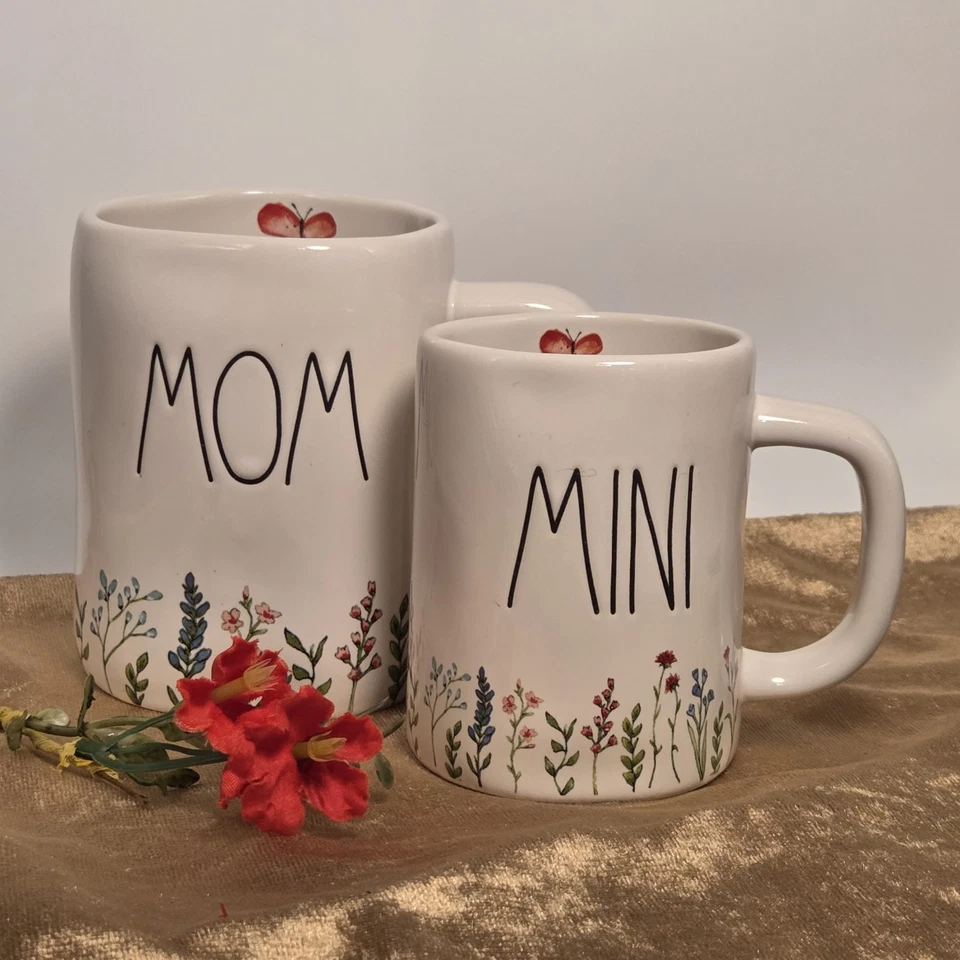Juego de tazas Rae Dunn "MOM" y "MINI". Este es un juego de regalo de taza de café de dos piezas... Foto 3 de 4