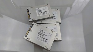 120GB Toshiba THNSNS120GBSP SSD SATA III 2.5 Zoll Interne Festplatte, BULK, TOP
