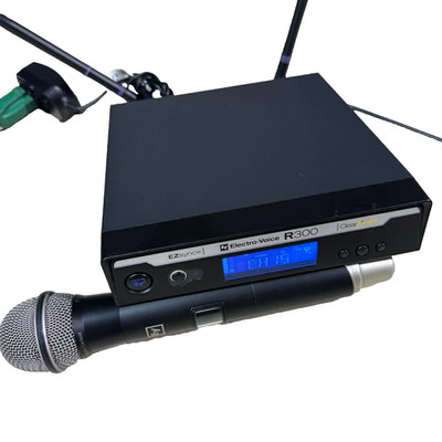 Electro Voice R300 Wireless Handheld Mic System C Band Bag Tested   52526