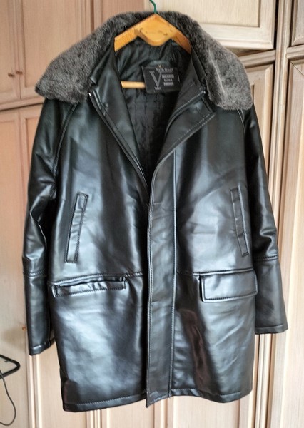 Chaqueta de polipiel impermeable Marca Valiant, talla L-M, con bolsillo interior