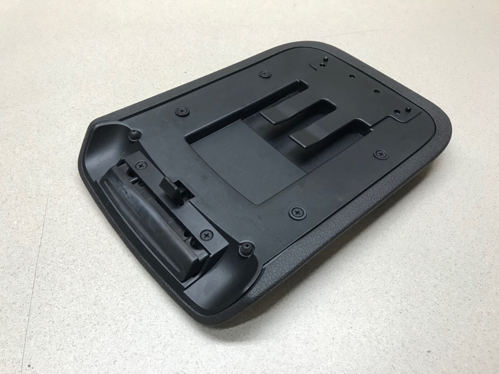 05 10 FORD MUSTANG CENTER CONSOLE LID ARM REST OEM BLACK ARMREST 2010