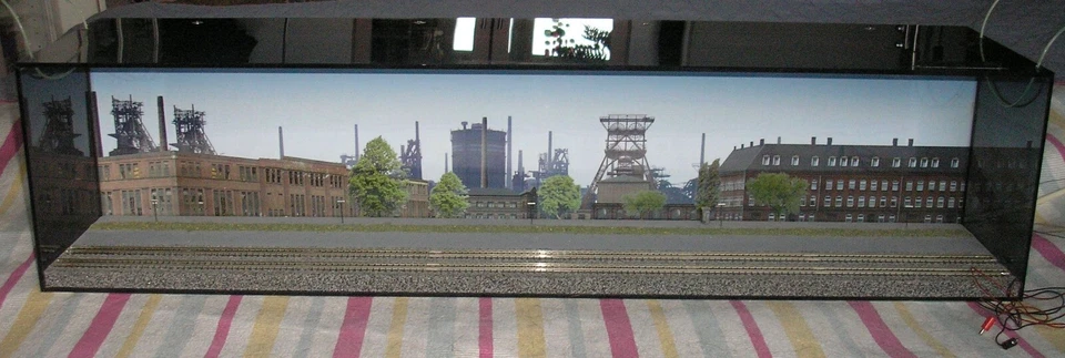 Original Minitrix Präsentationskasten aus Plexiglas mit Gleisen und LED Laternen