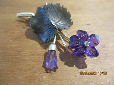585er Gelb Gold Veilchenbrosche Jade, Amethyst, Brillant; Gewicht brutto:ca.5,8g