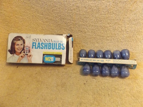 SYLVANIA BLUE DOT FLASHBULBS M2B eleven in Box which held twelve