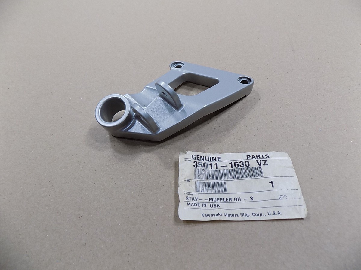 no~fuuu【1・11】 NEW OEM KAWASAKI RIGHT REAR FOOT PEG MUFFLER BRACKET / 35011-1630
