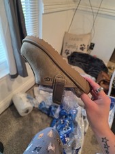 UGG Woman Goldenstar Clog With Strap Size 7