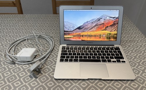 Apple MacBook Air 11 Zoll Mitte 2013 sehr wenig benutzt Akku noch gut