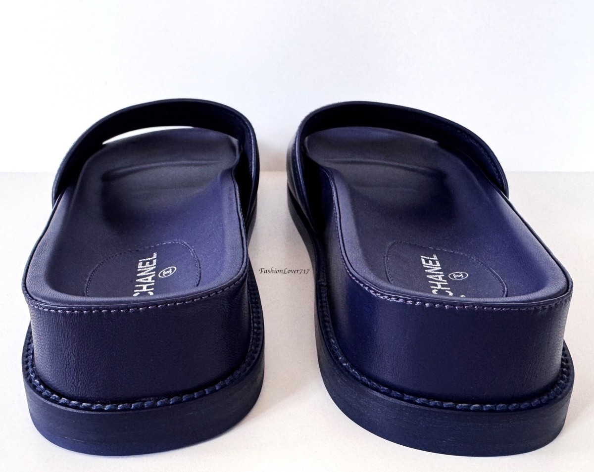 CHANEL ネイビー スライドサンダル NEW 22S CHANEL NAVY BLUE MULTICOLOR LEATHER CC MULES SLIDES FLATS