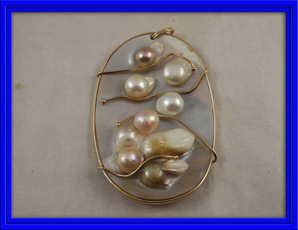 COLGANTE DE NACAR O MADREPERLA CON ENGARCE DE ORO DE 18 KT.