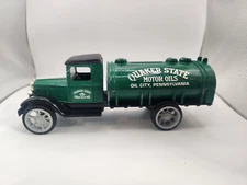 Ertl "1931 Hawkeye" Quaker State Motor Oils Tanker Truck, Locking Bank NO Key
