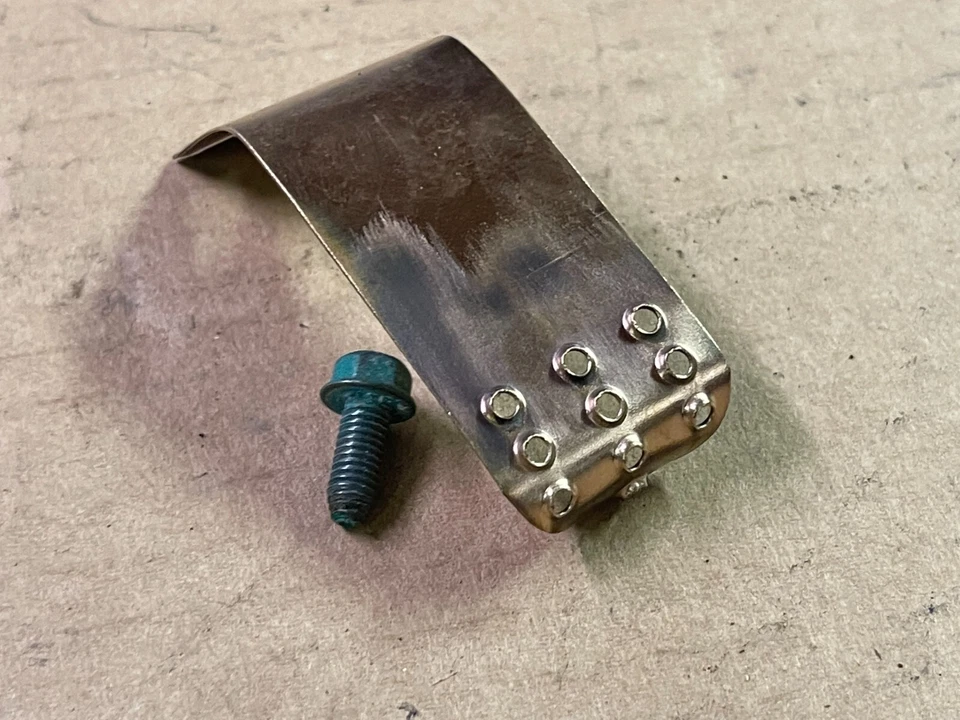 Clip de tierra para capó de fábrica Ford Mustang 87-93 con perno Cobra GT LX 5,0 OEM Foto 2 de 3