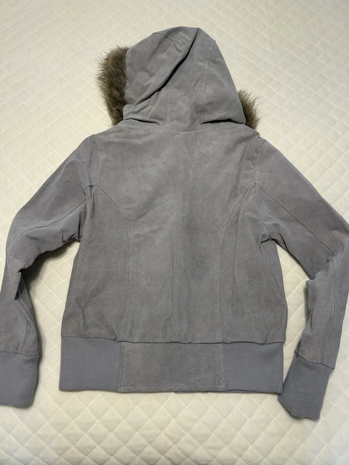 NUEVO CON ETIQUETAS DOLLHOUSE Talla Grande Chaqueta Bomber Gris Cuero Genuino Gamuza Piel Sintética Sudadera con Capucha Foto 3 de 4