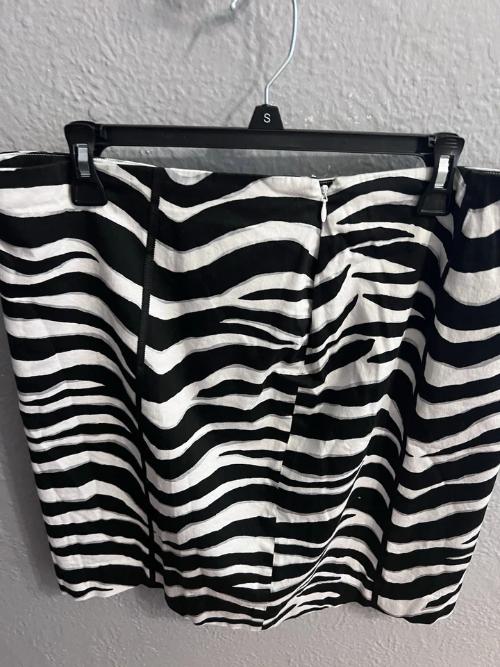 Falda con cremallera lateral inferior estampada negra de la Casa Blanca mercado negro para mujer talla 14 Foto 3 de 4
