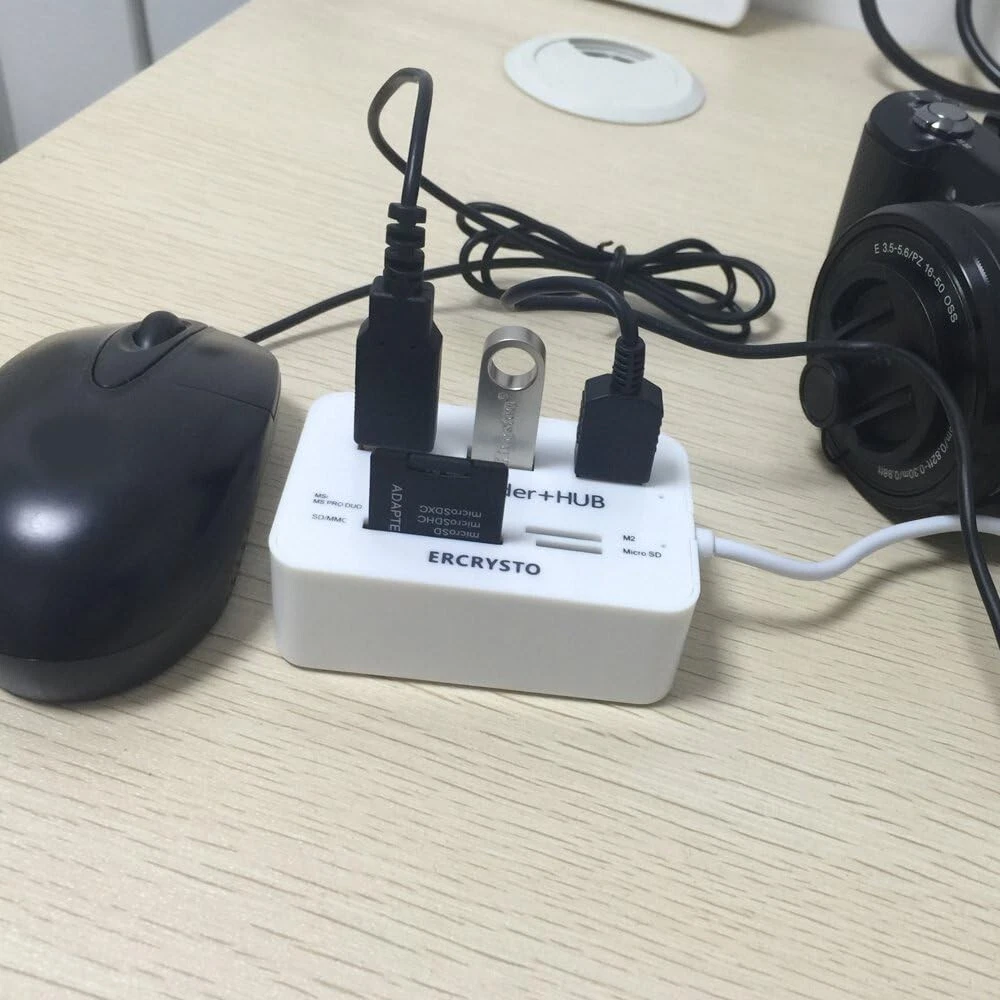 Compact White USB Hub & Card Reader - Plug & Play with Multi-Card Support