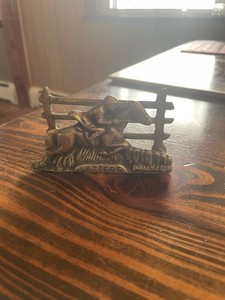 ANTIQUE CAST BRONZE DESKTOP LETTERS STAND HOLDER JOCKEY ON A RACING HORSE 
