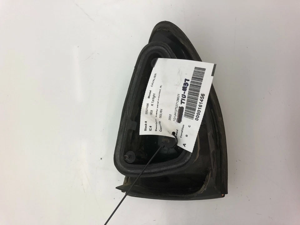 CHEVROLET CAVALIER 2000-2002 R Passenger Taillight quarter panel mounted - Image 2 of 2
