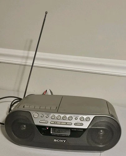 VTG Sony  CFD-S05  CD/Headphone Jack/CD-R Playback/Radio Casette Fully Tested