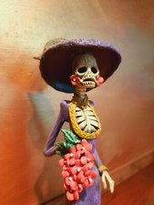 Vestido Sombrero Púrpura Día de Muertos Catrina Flores Rojas México Mexicano Los Muertos