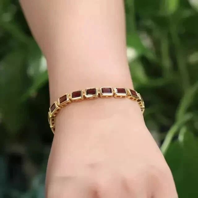 Brazalete de tenis para mujer granate rojo creado en laboratorio esmeralda de 9 quilates enchapado en oro amarillo de 14 quilates Foto 3 de 4