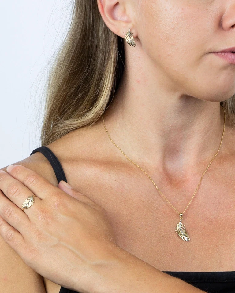 Plain Feathered 9ct Yellow/White Gold Ring 375 Hallmarked Ring Sizes L - Q - Image 3 of 3