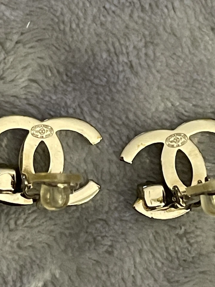 Pendientes Chanel 100% Auténticos Logo CC Con Piedra Verde Excelente Estado. Clip Ons Foto 4 de 4