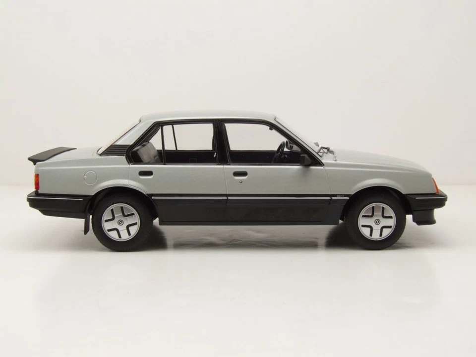 Opel Ascona C SR 1981 silber Modellauto 1:18 MCG - Bild 4 von 4