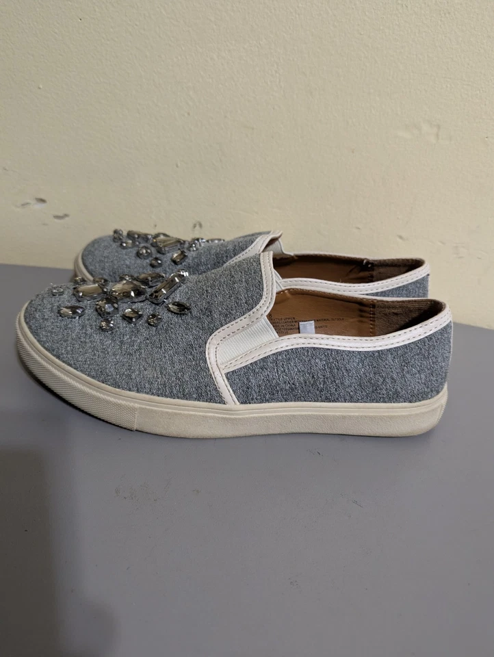 Mocasines sin cordones Mossimo para mujer talla 8 con pedrería, grises. Foto 3 de 4