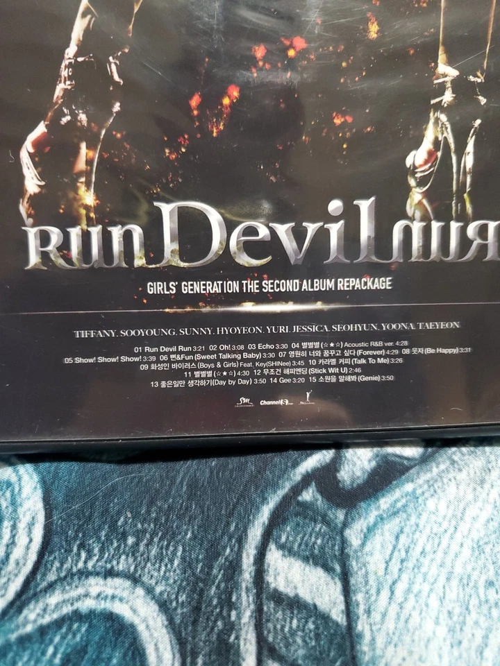 SNSD Girls' Generation Run Devil Run Repackage CD + PHOTOBOOK K-POP - Image 4 of 4