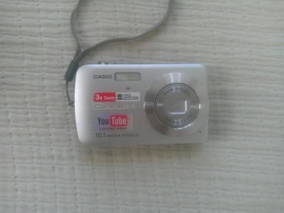 Casio Exilim EX-Z33 Digital Camera 10.1 MP Battery Charger Memory Silver + CASE