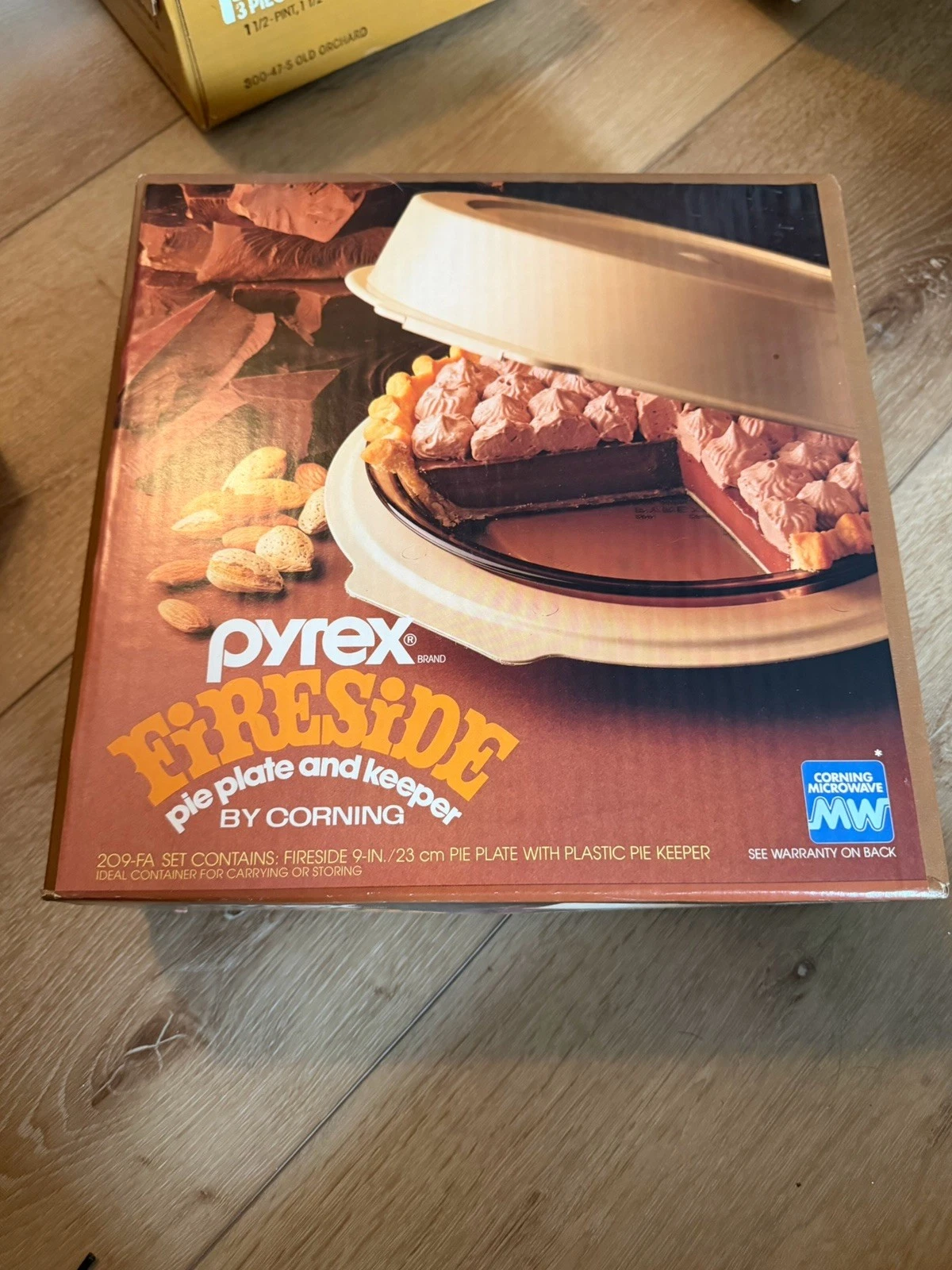 Vintage Fireside Pyrex Pie Keeper W/9" Amber Pie Plate Sealed Never Opened