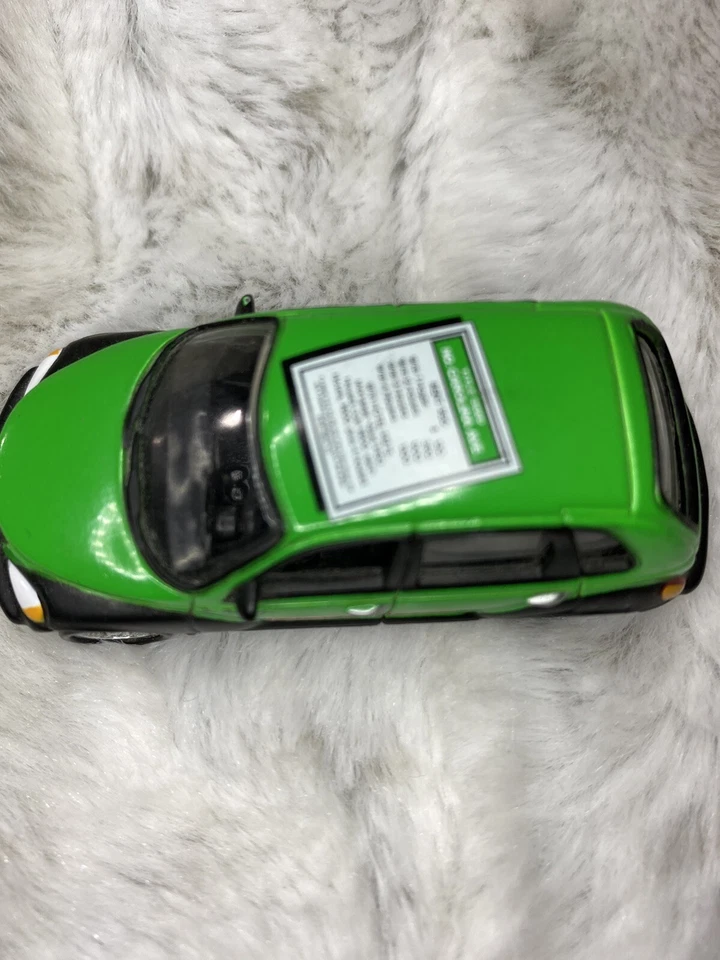 Johnny Lightning - North Caroline Ave - Chrysler PT Cruiser verde cromado Foto 2 de 4