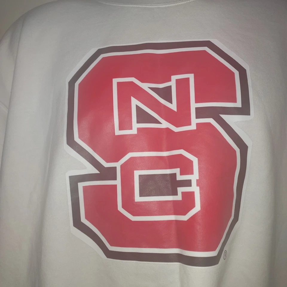 Sudadera para mujer NC State suéter grande forrada de lana Wolfpack blanca Foto 2 de 4