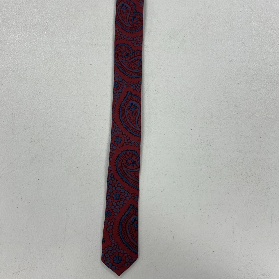 Corbata de cuello de seda italiana Pierre Balmain para hombre con patrón de cachemira roja $125 Foto 4 de 4