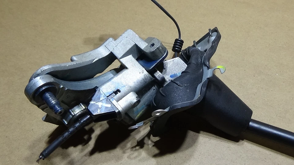 2001-2006 Toyota Tundra Sequoia Gear Shifter Lever Assembly - Image 4 of 4