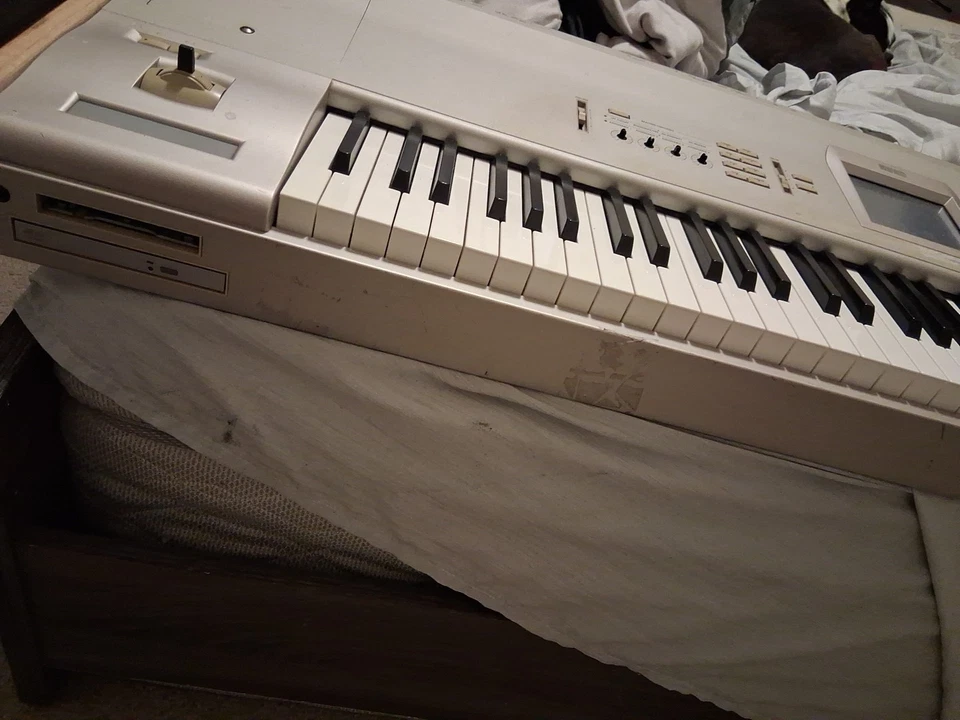 Local selling used as is no returns. It works, some keys stop working after open - Image 4 of 4