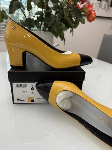 New! Chanel Patent Calfskin Yellow & Black Leather CC Pumps Shoes EU39.5 $1,100 - Picture 8 of 9