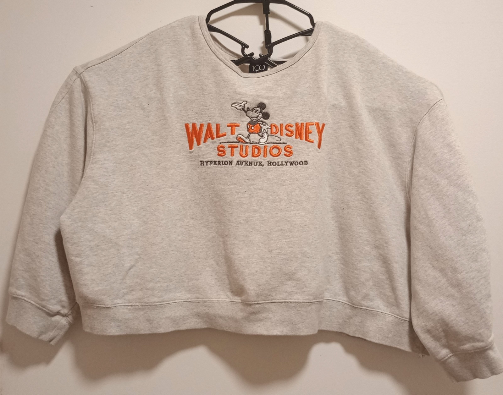 Disney 100 Walt Disney Studios Hyperion Ave Mickey Mouse Sudadera 2X Gris Recortado