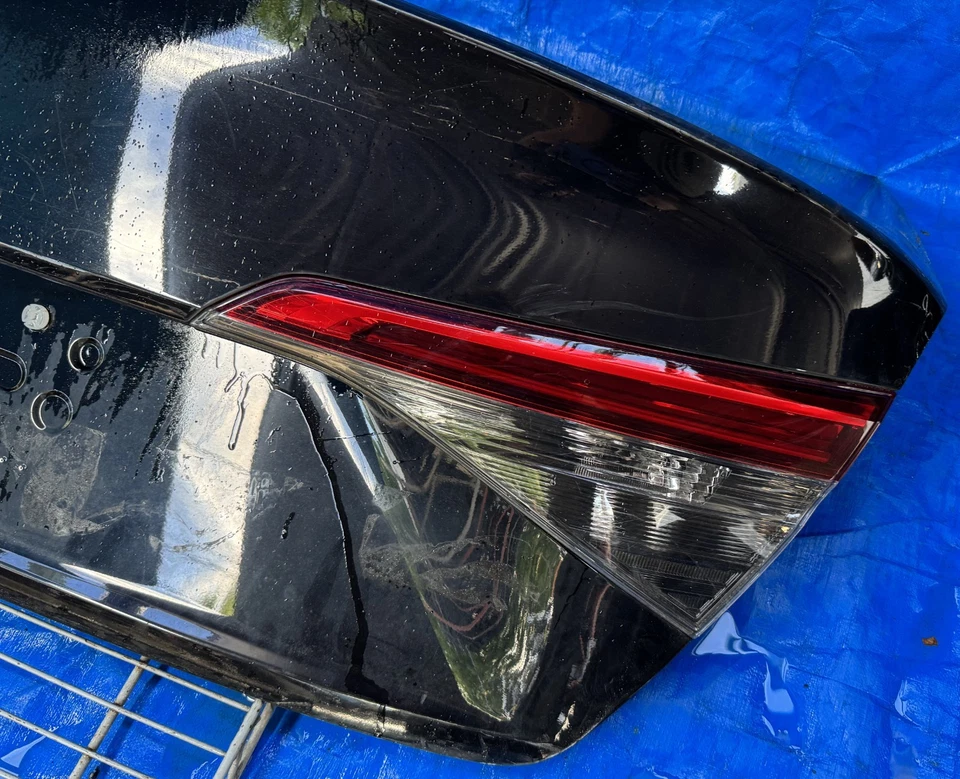 ЧЕРНАЯ КРЫШКА БАГАЖНИКА ЗАДНЕЙ ДВЕРИ HONDA CIVIC (NH731P) 22-25 # OR15-TRS353 - Изображение 2 из 4