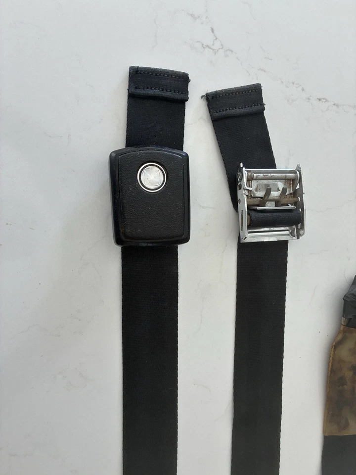 Оригинальные задние ремни безопасности 1968 Ford Mustang Shelby W8KA дата отсутствует одна пряжка - Изображение 2 из 4