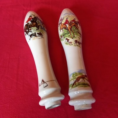 PAAR ANTIKE KERAMIK BIERPUMPENGRIFFE, MIT FUCHSJAGD DESIGN....LOT A