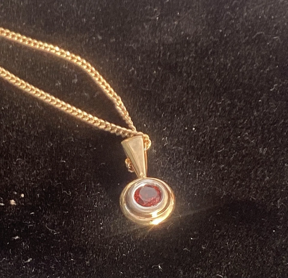 Vintage Italian Unoaerre Solid 9ct Gold Ruby Pendant On Curb Chain Necklace 3.6g - Image 4 of 4