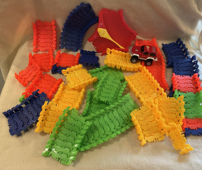 Magic Track Trax Flexible Track Super Snap Speedway Play Building set w/car