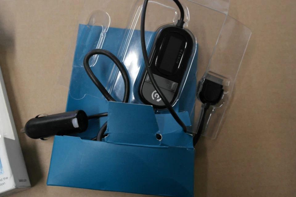 BELKIN TUNECAST AUTO LIVE IPHONE IPOD FM TRANSMITTER CAR CHARGER F8Z498cw - Image 2 of 2