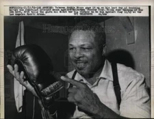 1962 Press Photo Veteran Archie Moore laughs during final workout before bout
