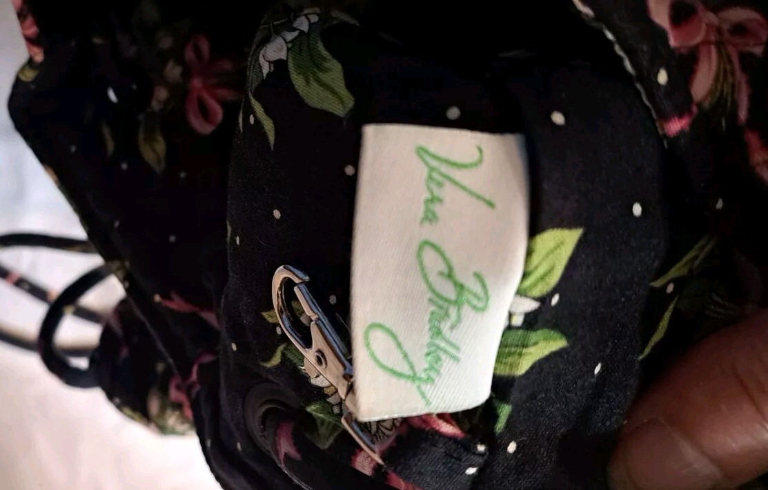 NICE VERA BRADLEY QUILTED OVER SHOULDER PULLSTRIN… - image 9