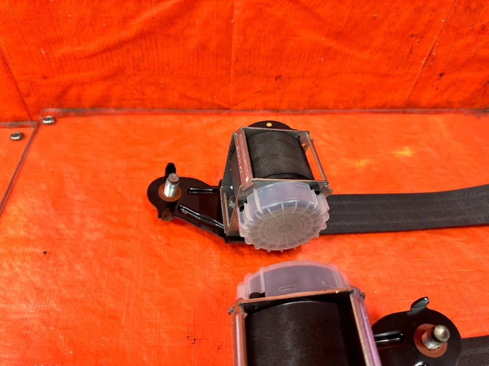 10-16 HYUNDAI GENESIS CUPÉ - CINTURONES DE SEGURIDAD TRASEROS - CINTURONES DE SEGURIDAD IZQUIERDO Y DERECHO - OEM 299 Foto 3 de 4