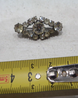 Jolie Petite Broche Ancienne - Bijou Fantaisie Vintage En Alliage Avec Pierres
