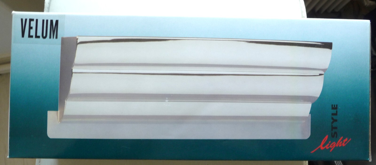 Applique murale VELUM argentée pour illuminer un couloir moderne