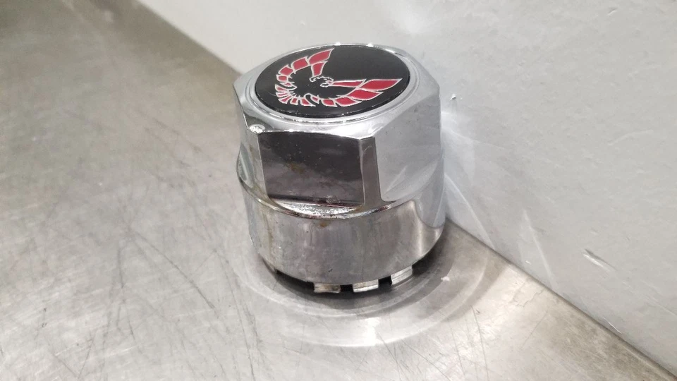 1981 PONTIAC TRANS AM SNOWFLAKE CENTER CAP WITH RED CENTER Foto 4 de 4